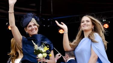DOETINCHEM - Koningin Maxima en prinses Amalia tijdens Koningsdag in Doetinchem. Het koninklijk gezin en leden van de koninklijke familie lopen op een route door de stad in de provincie Gelderland. De wandeling ging een uur later van start dan gebruikelijk, vanwege de uitvaart van paus Franciscus. ANP POOL PATRICK VAN KATWIJK
