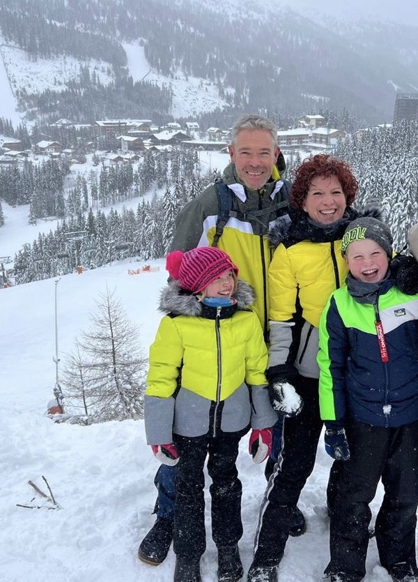 Astrid en de kinderen in de sneeuw Oostenrijk