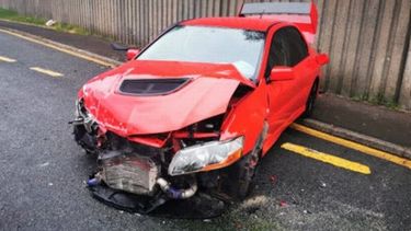 Een man uit Wales won een dure auto, maar reed hem twee dagen later in de prak