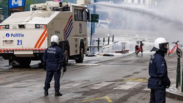epa13015304 A police water cannon car sprays water as students and police clash during a demonstration against education reforms by the Brussels-Wallonia government in Brussels, Belgium, 04 June 2026.  EPA/OLIVIER MATTHYS