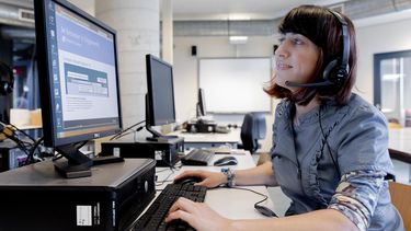 Een cursist van het Haagse ROC Mondriaan zit achter een computer tijdens een les Nederlands voor anderstaligen. Foto: ANP