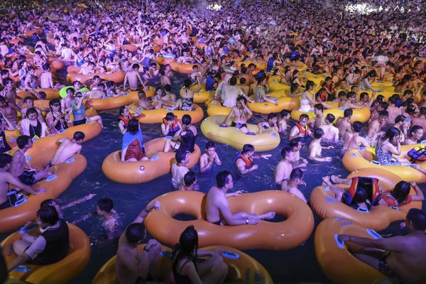 Een zwembad vol mensen in Wuhan