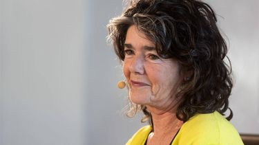 AMSTERDAM - Dieuwertje Blok neemt een Gouden Boekje van Het verhaal van Sinterklaas in ontvangst. ANP KIPPA EVERT ELZINGA