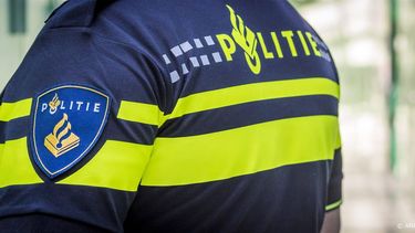 ROTTERDAM - Een agent in het cellencomplex van een politiebureau. ANP XTRA LEX VAN LIESHOUT