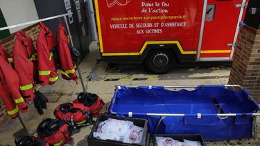 A photo shows an emergency cooling bath and packs of glass during a visit by France's Interior Minister at a fire station to review the crisis management response to the heat wave in Paris on June 28, 2026.  
Kenzo TRIBOUILLARD / AFP