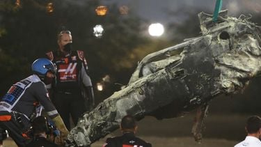 Een foto van het overgebleven stukje auto na de crash van Grosjean