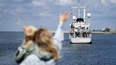 DEN HELDER - Familie en vrienden nemen afscheid van hun naasten op van de mijnenjager Zr.Ms. Vlaardingen.  Het schip zal zich aansluiten bij de Standing NATO Mine Countermeasures Group 2 in de Middellandse Zee. Dit permanente NAVO-vlootverband richt zich op mijnenbestrijding. ANP OLAF KRAAK
