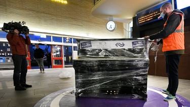Een foto van de nieuwe piano na de rellen in Eindhoven