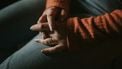 Het Dilemma: 'Moet ik mijn moeder vertellen over mijn abortus, terwijl ik weet dat ze fel tegen is?'