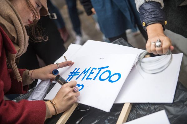 Een vrouw schrijft de #MeToo-slogan op een bord tijdens een protestactie in Parijs, Frankrijk. Foto: EPA | Christophe Petit Tesson