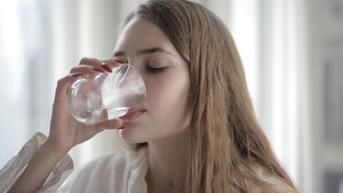 Drink genoeg water: maar wanneer drink je er te veel van?