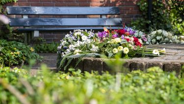 Bloemendief actief op kerkhof Den Helder