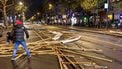 AMSTERDAM - Rommel op de trambaan nadat een groep voor onrust heeft gezorgd op Plein 40-45 in Amsterdam Nieuw-West. Ze gooiden onder meer met vuurwerk. Doordat een brandend object op een tram terechtkwam is deze in de brand gevlogen, maar de brand is inmiddels geblust. In de tram zaten geen mensen en er zijn geen gewonden. ANP VLN NIEUWS