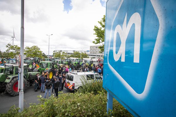 Groep boeren blokkeert Albert Heijn in Zaandam