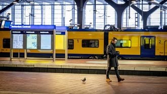 ROTTERDAM - Reizigers op Rotterdam Centraal. Door meerdere verstoringen is er geen treinverkeer mogelijk. ROBIN UTRECHT / ANP