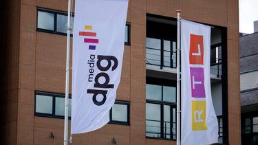 HILVERSUM - Vlaggen met logo's van RTL (Radio Télévision Luxembourg) en DPG Media (De Persgroep) op het Media Park. Nederlandse omroepen maken hier televisie- en radioproducties. ANP ROBIN VAN LONKHUIJSEN