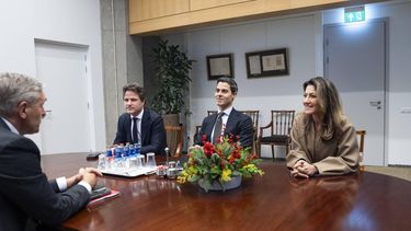 DEN HAAG - Fractievoorzitter Rob Jetten van D66, fractievoorzitter Henri Bontenbal van het CDA en fractievoorzitter Dilan Tesilgoz van de VVD voor aanvang van een gesprek met informateur Sybrand Buma. Buma ziet dat er een coalitie gevormd moet worden door een combinatie van meerdere partijen uit het gezelschap van D66, VVD, GroenLinks-PvdA, CDA en JA21. ANP JEROEN JUMELET