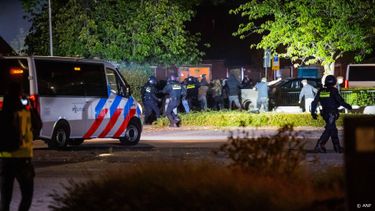 KESTEREN - De Mobiele Eenheid grijpt in bij een anti azc-protest in het Gelderse dorp Kesteren. Op de Nedereindsestraat, voor het dorpshuis van Kesteren, werden een paar stuks vuurwerk afgestoken en werden leuzen gescandeerd. ROLAND HEITINK / ANP