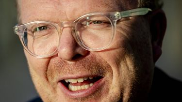 AMSTERDAM - Jan Roos komt aan bij de rechtbank voor het hoger beroep in de zaak tussen hen en Femke Louise. Het duo verloor het kort geding dat Famke Louise was gestart, waarin ze eiste dat een aflevering van Roddelpraat offline zou worden gehaald, omdat er ten onrechte gesuggereerd werd dat de zangeres door haar voormalige manager Ali B. zou zijn misbruikt. ANP ROBIN VAN LONKHUIJSEN