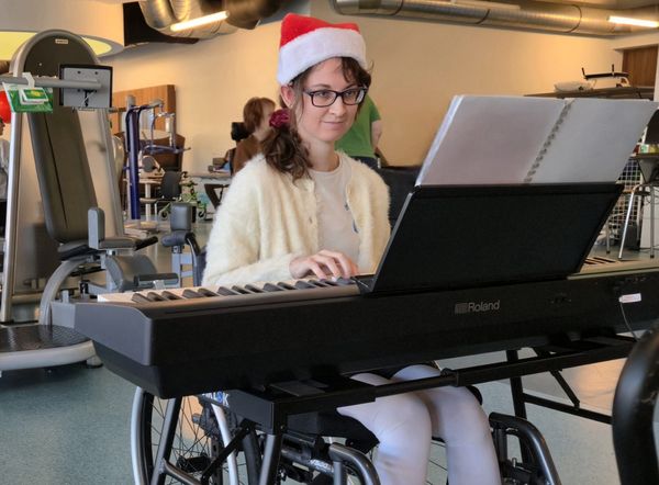 Deze mensen vieren kerst op een andere manier: van kinderen helpen in Nepal tot piano spelen in een revalidatiekliniek