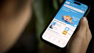 ILLUSTRATIEF - De app van Albert Heijn op een telefoon. De websites van Ahold Delhaize zijn weer te bezoeken, nadat de sites een week lang onbereikbaar waren door een groot cybersecurity-incident. KOEN VAN WEEL / ANP