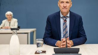DEN HAAG - Ernst Kuipers voorafgaand aan de openbare verhoren van de parlementaire enquêtecommissie over het coronabeleid. Tijdens de pandemie was Kuipers voorzitter van het Landelijk Netwerk Acute Zorg en de initiatiefnemer van het Landelijk Coördinatiecentrum Patiënten Spreiding, dat zorgde voor de landelijke spreiding van coronapatiënten over de beschikbare ic-bedden. REMKO DE WAAL / ANP