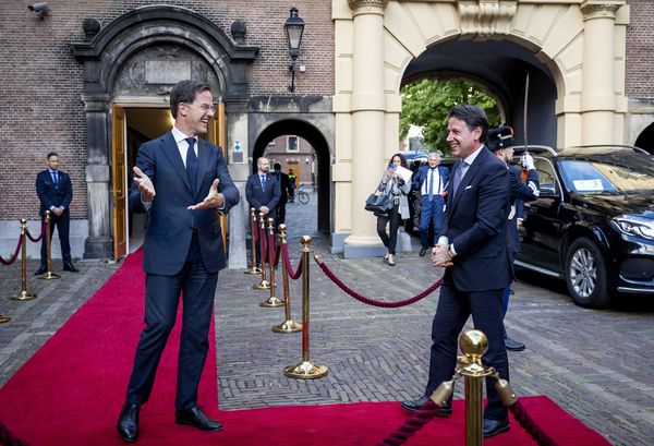 Een foto van Mark Rutte die premier Conte van Italië ontvangt.