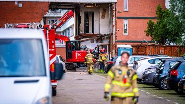 AMSTERDAM - Hulpdiensten zoeken naar mogelijke slachtoffers bij een flatgebouw aan de Osdorper Ban waar een explosie heeft plaatsgevonden. Na de explosie brak een grote brand uit. JOSH WALET / ANP