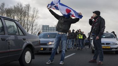 Pro-Zwarte Piet-demonstranten blokkeren verkeer A7
