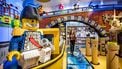 Vlaggenschip LEGO vaart binnen op de Kalverstraat