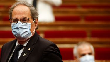 Een foto van Quim Torra met een mondkapje op in het parlement