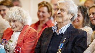 HOOG SOEREN - Roland de Groot tijdens zijn benoeming tot Ridder in de Orde van de Nederlandse Leeuw. De Groot kreeg de Koninklijke onderscheiding om zijn bijdrage als artdirector en decorontwerper aan de Nederlandse en internationale televisie- en filmindustrie. WOUTER DE WILDE / ANP