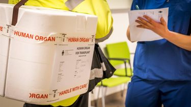ROTTERDAM - Een medewerker van het Erasmus MC vertrekt voor het transport van een orgaan. Vanaf 1 juni 2020 moet iedere Nederlander vanaf 18 jaar zijn keuze over orgaandonatie vastleggen. Wie nog niet is geregistreerd, krijgt een brief met het verzoek om dat te doen en zo nodig nog een herinnering. Als niets wordt ingevuld, wordt in het Donorregister genoteerd ’geen bezwaar’. ANP LEX VAN LIESHOUT