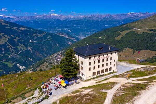 Een foto van een hotel op een Zwitserse berg