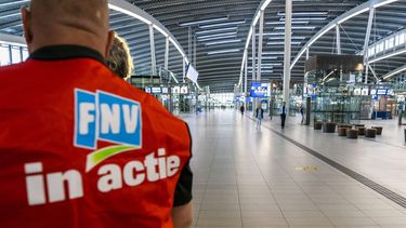 UTRECHT - Stakende NS-medewerkers op Utrecht Centraal in verband met NS-stakingen in regio midden-Nederland. Personeel van de Nederlandse Spoorwegen leggen in een estafettestakingen van 24 uur plaatselijk het werk neer. ANP JEROEN JUMELET