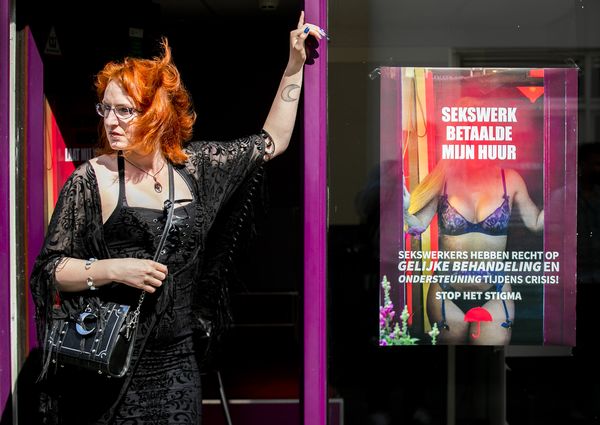 Een foto van sekswerker Moira bij een posteractie in Den Haag