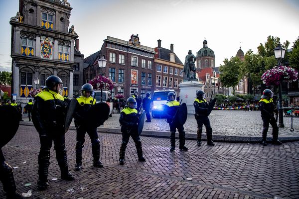 De ME sluit het plein de Roode Steen bij het standbeeld van Jan Pieterszoon Coen af. Bij een demonstratie op een andere plek in de stad tegen het beeld moest de politie in actie komen toen betogers zich verzetten. De betoging werd voortijdig afgebroken
