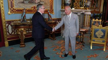 Britain's King Charles III welcomes Britain's outgoing Prime Minister Keir Starmer, during an audience at Buckingham Palace in central London, to formally resign as Prime Minister, on July 20, 2026. 
Aaron Chown / POOL / AFP
