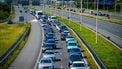 UTRECHT - Verkeer staat vast in de file op de wegen rondom Utrecht. In verband met wegwerkzaamheden en afsluitingen op de A2 en forse drukte lopen de alternatieve routes rond de domstad dicht. De A2 bij Utrecht richting het zuiden is dicht dit weekend, Rijkswaterstaat vervangt onder meer het asfalt daar voor een stillere variant. ANP JOSH WALET