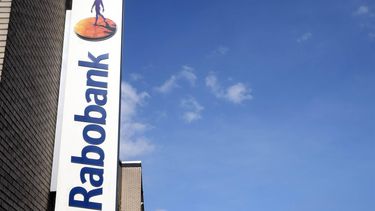 ROTTERDAM - Het logo van de Rabobank. Banken zetten honderden zogeheten sealbagautomaten uit in de strijd tegen plofkraken. In deze automaten kunnen ondernemers contant geld, verpakt in speciale zakken, storten. Slechts een beperkt aantal blijft in gebruik, met beperkte openingstijden. ANP PIETER STAM DE JONGE