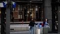 AMSTERDAM - Reizigers op Amsterdam Centraal tijdens een staking van NS-personeel, dat staakt voor meer loon. Door de staking in de regio's West en Noord-West rijden er, behalve tussen Amsterdam en Schiphol, in het hele land geen NS-treinen. ANP ROBIN VAN LONKHUIJSEN