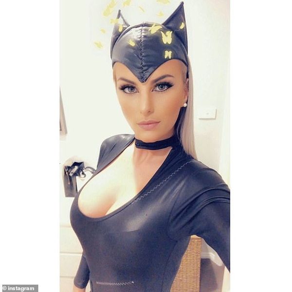Monique Agostino poseert als Catwoman