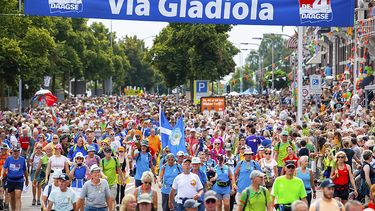 Op deze foto zie je wandelaars over de Via Gladiola tijdens de laatste dag van de 103e editie van de Nijmeegse Vierdaagse.