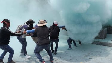 epa13014304 Tear gas is deployed during a demonstration in Mexico City, Mexico, 03 June 2026. Alleged members of the National Coordinator of Education Workers (CNTE) forced their way into the ministry's offices amid ongoing protests by dissident teachers, as negotiations with the Mexican government continue.  EPA/MADLA HARTZ