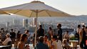 Foto van een druk terras in Barcelona