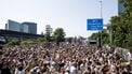 AMSTERDAM - Bezoekers van de Highway rave Op de Ring op de autoloze Ring A10 waar de stad Amsterdam haar 750e verjaardag viert met een groot feest. Het is een van de vele feesten in het jubileumjaar met onder meer muziek, sport, theater en dans. ANP RAMON VAN FLYMEN