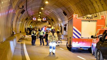 SLUISKIL - Hulpdiensten in de Sluiskiltunnel in Zeeland, waar een dodelijk verkeersongeluk heeft plaatsgevonden. Een tankwagen is gekanteld, de twee inzittenden zijn om het leven gekomen. ANP PROVICOM