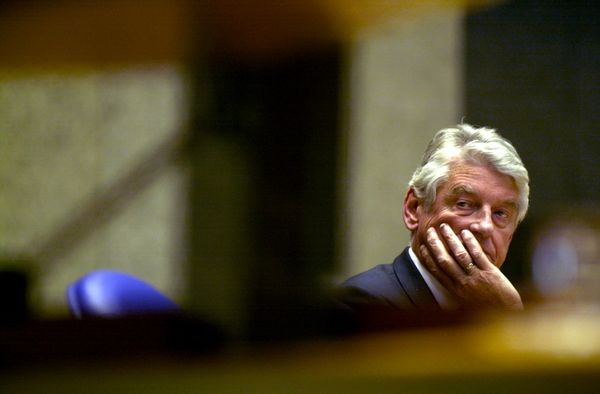 Een foto van Wim Kok nadat zijn kabinet gevallen was op Srebrenica
