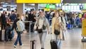 SCHIPHOL - Drukte op Schiphol. Vanwege de herfstvakantie verwacht de luchthaven 2 miljoen reizigers te verwerken. Vooral Istanbul, Londen en Barcelona zijn populaire bestemmingen.ANP EVERT ELZINGA vakantie extreem weer Vakantieplannen van Nederlanders beïnvloed door extreem weer
