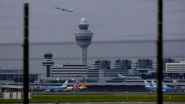 SCHIPHOL - Vliegtuigen achter het hek wat rondom de luchthaven Schiphol staat. Nederlandse luchtvaartmaatschappijen vinden het 